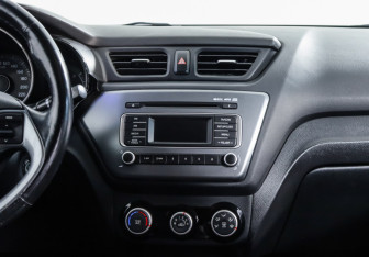 Подержанный автомобиль Kia Rio Sedan 2015 года (14 фото)