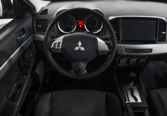 Подержанный автомобиль Mitsubishi Lancer Sedan 2010 года (10 фото)