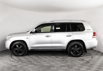Подержанный автомобиль Toyota Land Cruiser Suv 2011 года (8 фото)