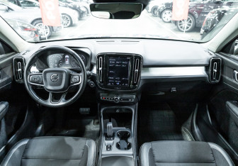 Подержанный автомобиль Volvo XC40 2019 года (15 фото)