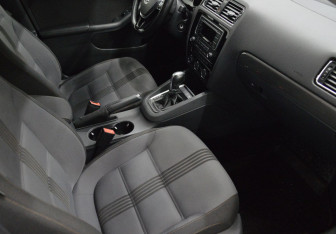 Подержанный автомобиль Volkswagen Jetta Sedan 2016 года (12 фото)