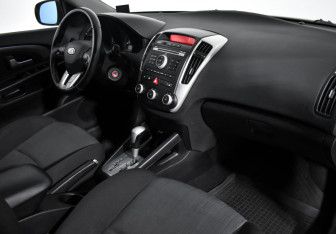Подержанный автомобиль Kia Ceed Hatchback 2010 года (13 фото)