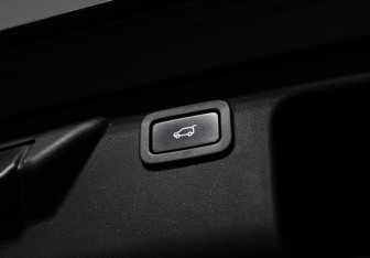 Подержанный автомобиль Land Rover Discovery Sport 2015 года (21 фото)