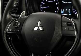 Подержанный автомобиль Mitsubishi Outlander 2015 года (11 фото)