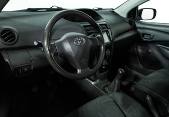 Подержанный автомобиль Toyota Yaris Sedan 2008 года (11 фото)