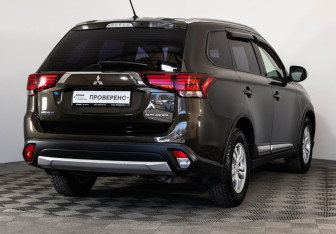 Подержанный автомобиль Mitsubishi Outlander 2016 года (5 фото)