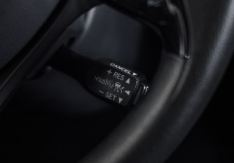 Подержанный автомобиль Toyota C-HR 2024 года (12 фото)