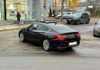 Подержанный автомобиль Hongqi H5 2022 года (6 фото)