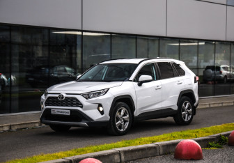Подержанный автомобиль Toyota RAV4 2022 года (3 фото)