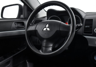 Подержанный автомобиль Mitsubishi Lancer Sedan 2010 года (14 фото)