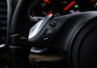 Подержанный автомобиль Porsche Cayenne 2011 года (14 фото)