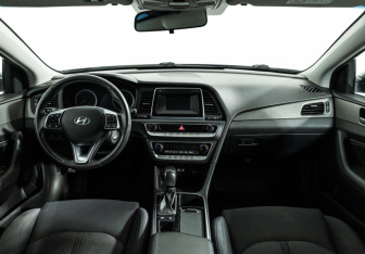 Подержанный автомобиль Hyundai Sonata 2017 года (13 фото)