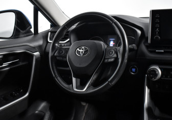 Подержанный автомобиль Toyota RAV4 2021 года (15 фото)