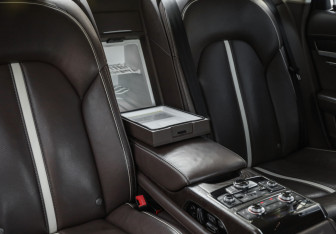 Подержанный автомобиль Audi A8 2011 года (31 фото)