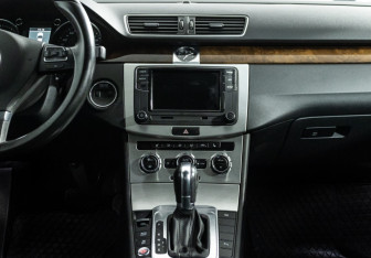 Подержанный автомобиль Volkswagen Passat Sedan 2011 года (14 фото)