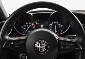 Подержанный автомобиль Alfa Romeo Giulia 2020 года (22 фото)