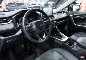 Подержанный автомобиль Toyota RAV4 2022 года (21 фото)