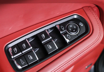 Подержанный автомобиль Porsche Macan 2015 года (20 фото)