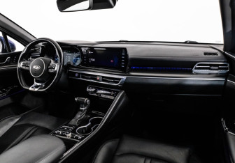 Подержанный автомобиль Kia K5 2020 года (11 фото)