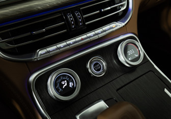 Подержанный автомобиль Hongqi H9 2023 года (16 фото)