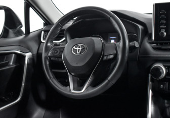 Подержанный автомобиль Toyota RAV4 2020 года (14 фото)