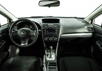 Подержанный автомобиль Subaru XV 2012 года (13 фото)
