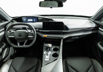 Подержанный автомобиль Changan UNI-V 2023 года (13 фото)