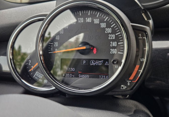 Подержанный автомобиль MINI Hatch 2020 года (22 фото)