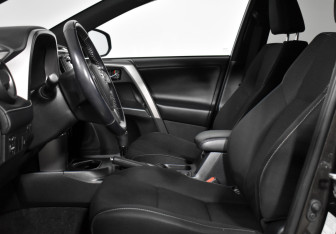 Подержанный автомобиль Toyota RAV4 2018 года (11 фото)