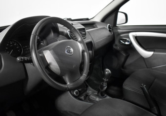 Подержанный автомобиль Nissan Terrano 2014 года (9 фото)