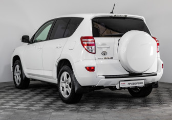 Подержанный автомобиль Toyota RAV4 2010 года (7 фото)