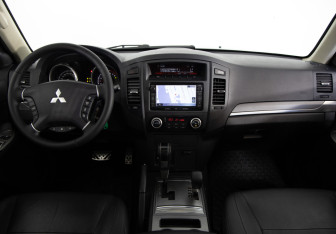 Подержанный автомобиль Mitsubishi Pajero 2012 года (9 фото)