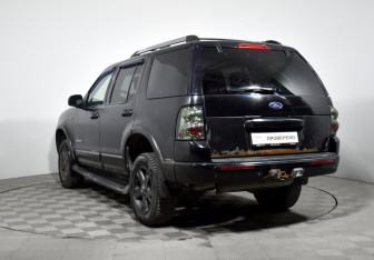 Подержанный автомобиль Ford Explorer 2005 года (7 фото)