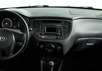 Подержанный автомобиль Kia Rio Sedan 2010 года (14 фото)