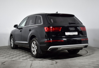 Подержанный автомобиль Audi Q7 2016 года (7 фото)