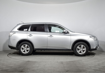 Подержанный автомобиль Mitsubishi Outlander 2014 года (4 фото)