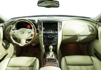 Подержанный автомобиль Infiniti FX 2010 года (13 фото)