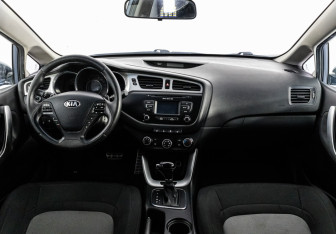Подержанный автомобиль Kia Ceed Hatchback 2013 года (10 фото)