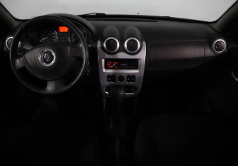 Подержанный автомобиль Renault Sandero 2014 года (9 фото)
