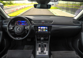 Подержанный автомобиль Skoda Superb Liftback 2022 года (11 фото)