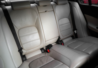 Подержанный автомобиль Jaguar XE 2015 года (27 фото)