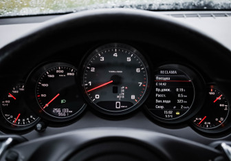 Подержанный автомобиль Porsche Cayenne 2011 года (13 фото)