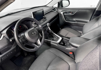Подержанный автомобиль Toyota RAV4 2021 года (9 фото)