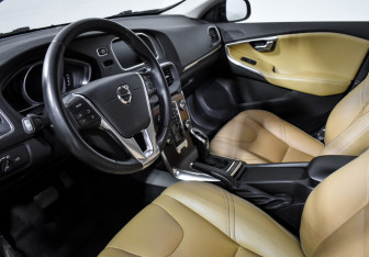 Подержанный автомобиль Volvo V40 Cross Country 2017 года (9 фото)