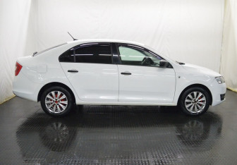 Подержанный автомобиль Skoda Rapid Liftback 2017 года (4 фото)