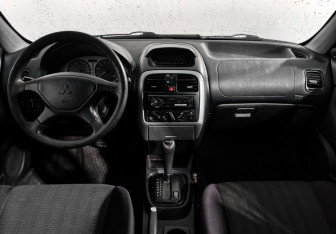 Подержанный автомобиль Mitsubishi Carisma Sedan 2003 года (14 фото)