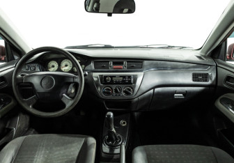 Подержанный автомобиль Mitsubishi Lancer Sedan 2005 года (13 фото)