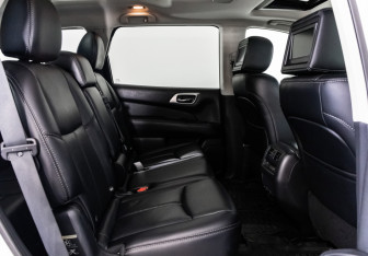 Подержанный автомобиль Nissan Pathfinder 2015 года (24 фото)