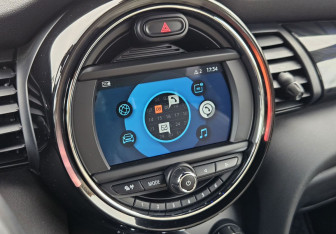 Подержанный автомобиль MINI Hatch 2020 года (24 фото)