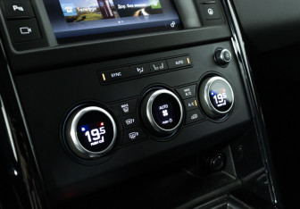 Подержанный автомобиль Land Rover Discovery 2017 года (23 фото)